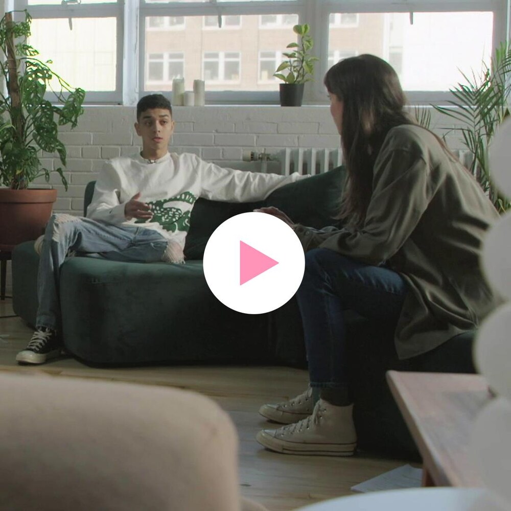 Noah, Ahmed et Anouk (de la série L'effet secondaire) discutent.
