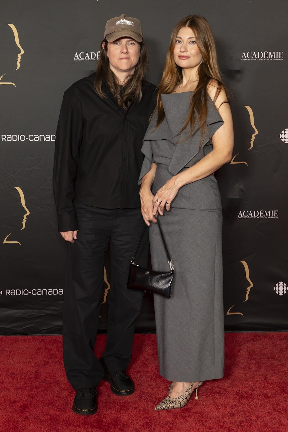Katherine Levac et la personne qui l'accompagne sur le tapis rouge du gala des prix Gémeaux.