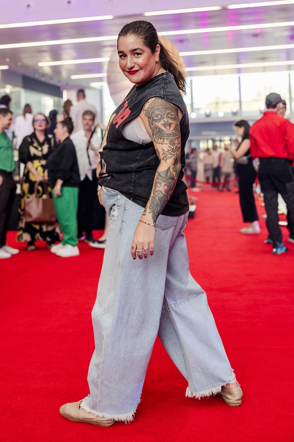 Radio-Canada / Katya Konioukhova Mariana Mazza est sur le tapis rouge et elle regarde la photographe.
