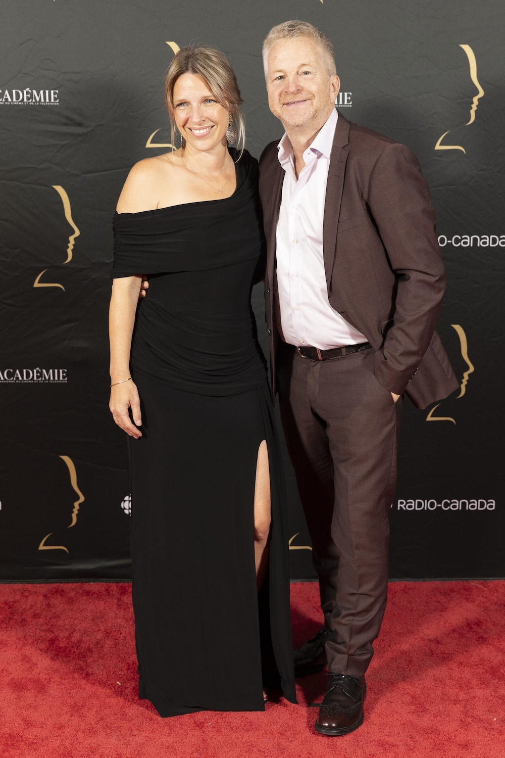 L'artiste et sa conjointe posent sur le tapis rouge - 40es Gala des prix Gémeaux.