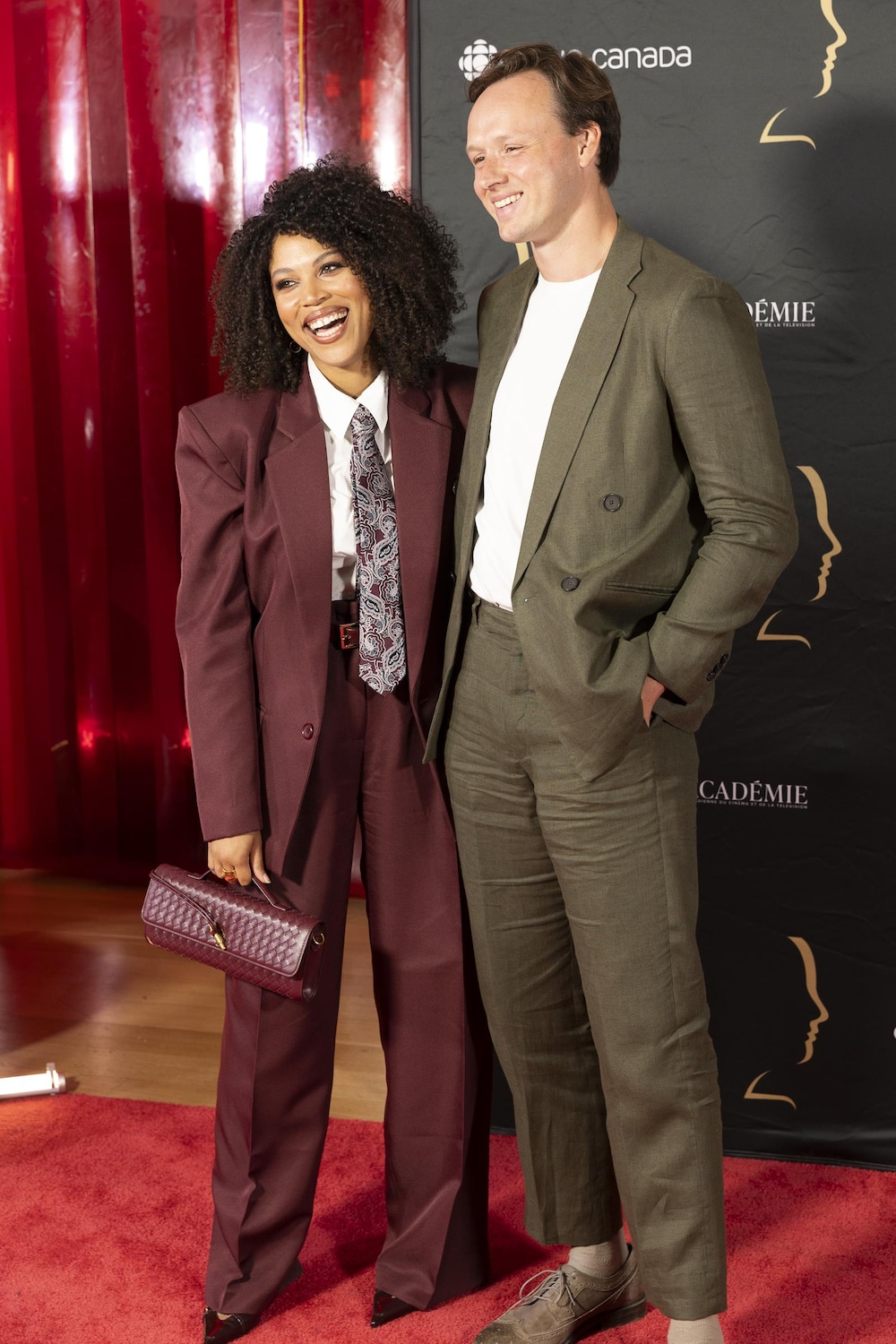 L'artiste et lad   conjoint posent sur le tapis rouge - 40es Gala des prix Gémeaux.