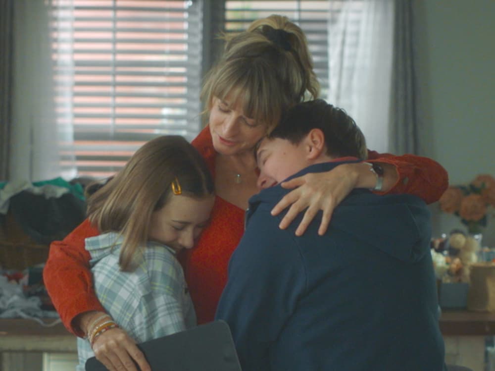 Radio-Canada Isabelle serre ses jumeaux dans ses bras.