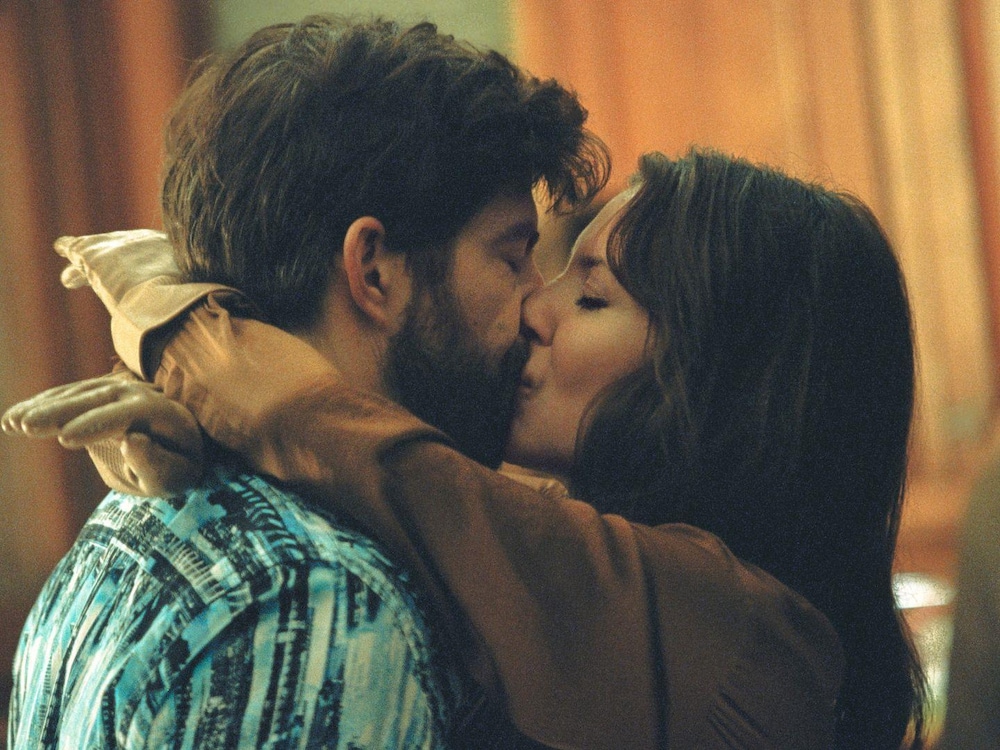 Immina Films De profil, un homme (Pierre-Yves Cardinal) et une femme (Magalie Lépine-Blondeau) s'embrassent.