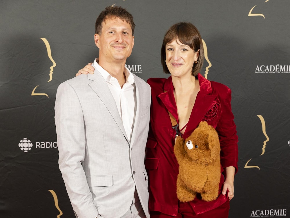 Anne-Élisabeth Bossé et lad   accompagnateur sur le tapis rouge - 40es Gala des prix Gémeaux.