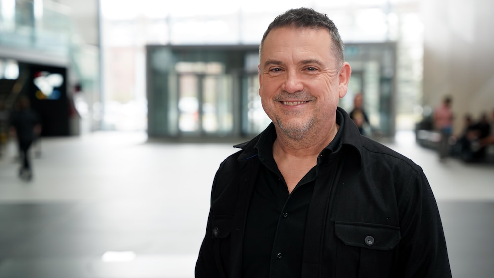 Karine Dufour Il sourit à la caméra.