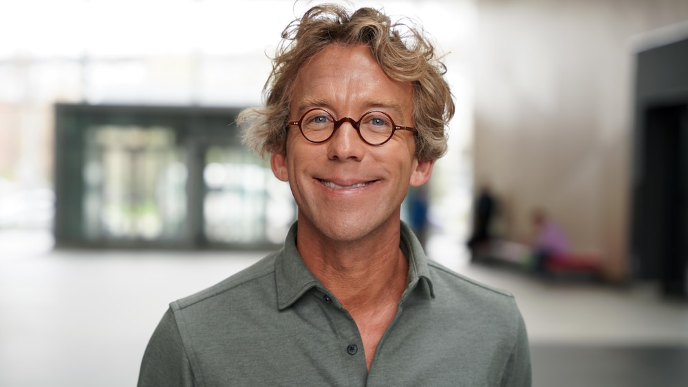 Karine Dufour Il sourit à la caméra.