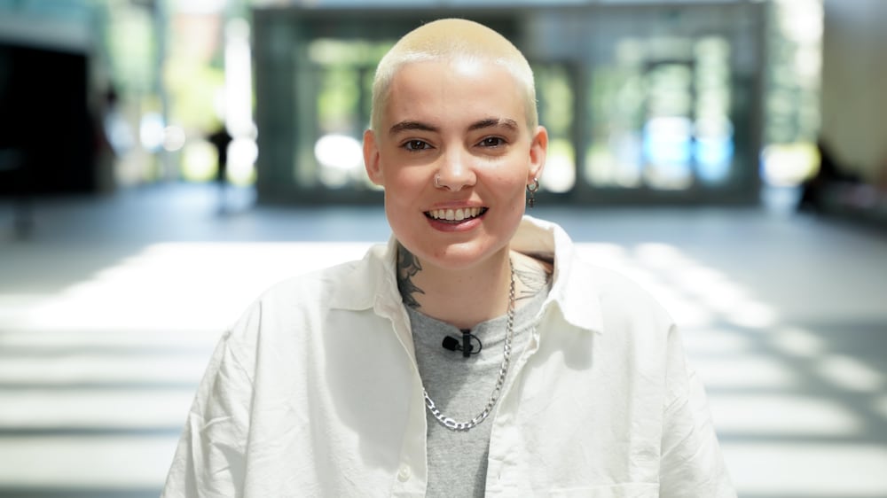 Karine Dufour Elle sourit à la caméra.