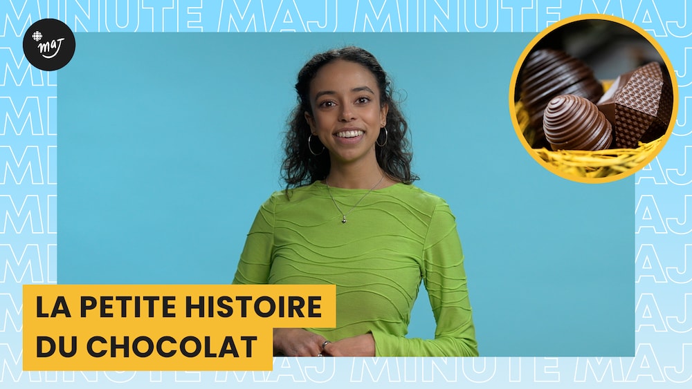 Radio-Canada / Ève Laguë Arielle Mailloux est debout devant un arrière-plan, à côté d'une photo d’oeufs en chocolat dans un nid, un bouton «Jouer» et le logo de la Minute MAJ.