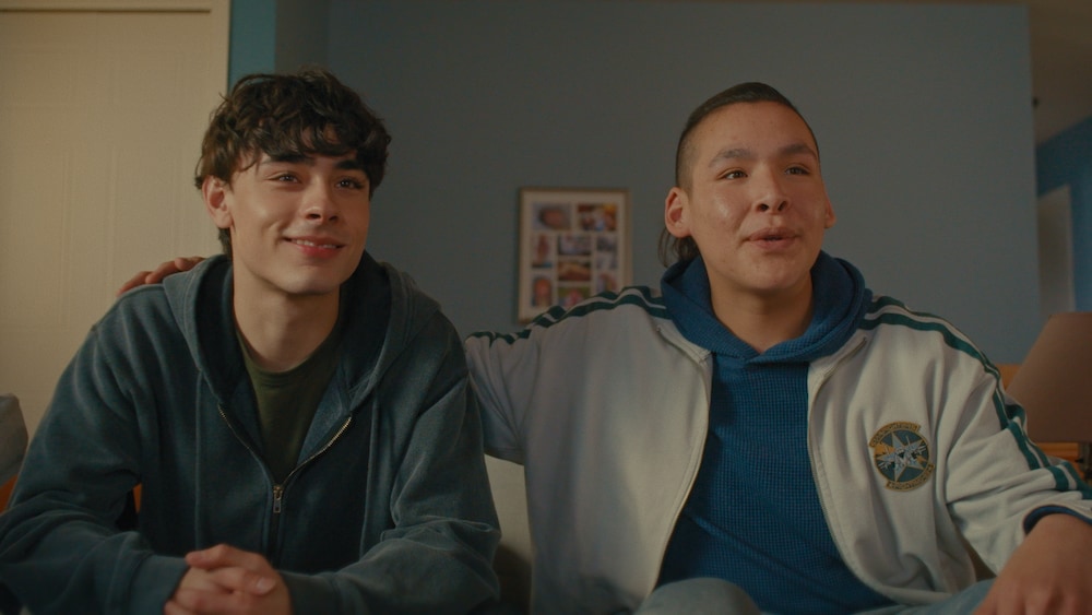 Les deux amis sourient.