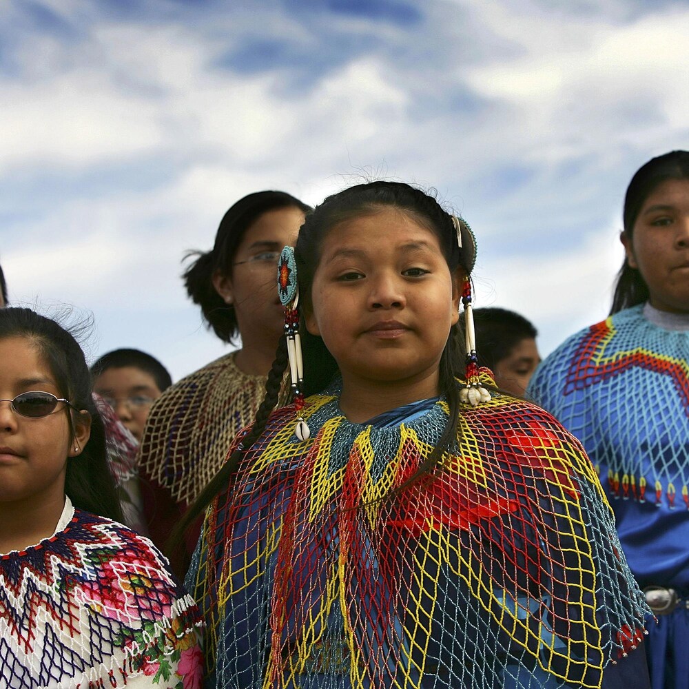Des danseurs de la tribu Hualapai se rassemblent pour la cérémonie d'ouverture de la première marche officielle du Skywalk.