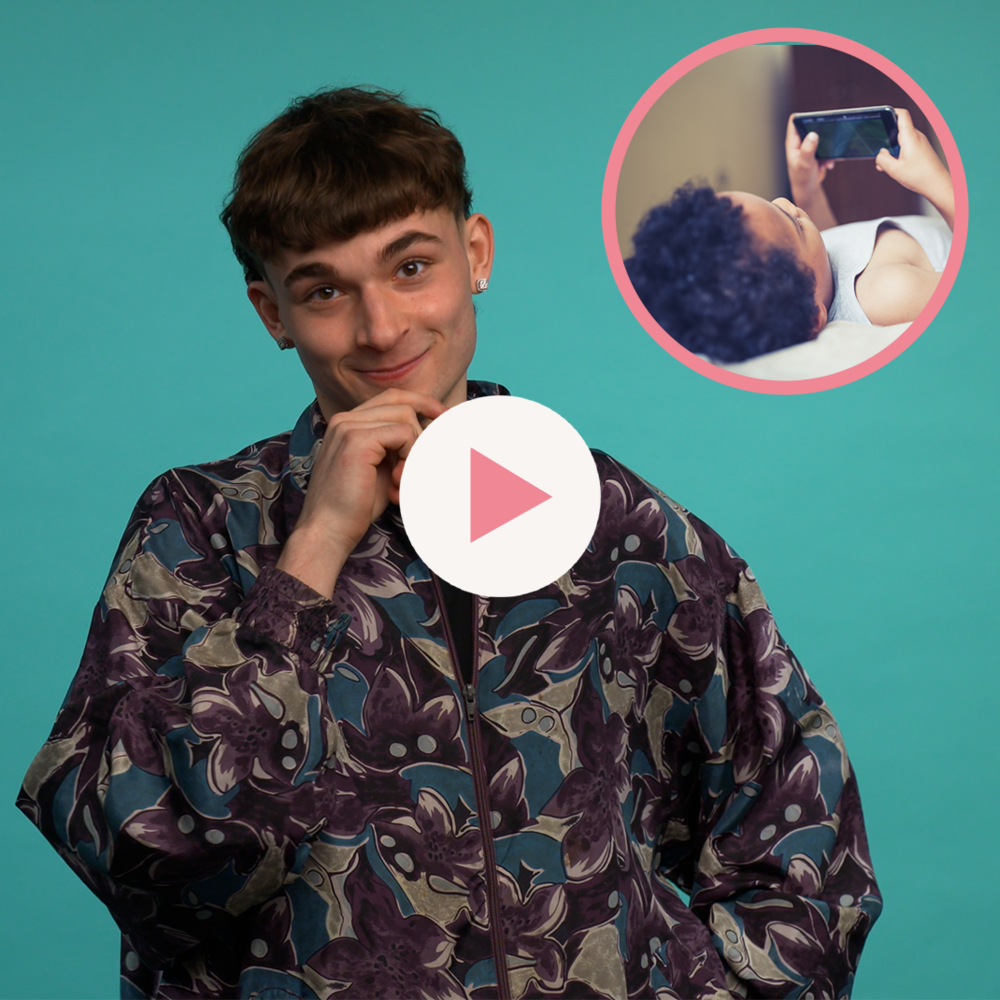 Sam-Éloi Girard est debout devant un arrière-plan, à côté d'une photo d’un jeune qui joue sur un appareil mobile, un bouton « Jouer » et le logo de la Minute MAJ.