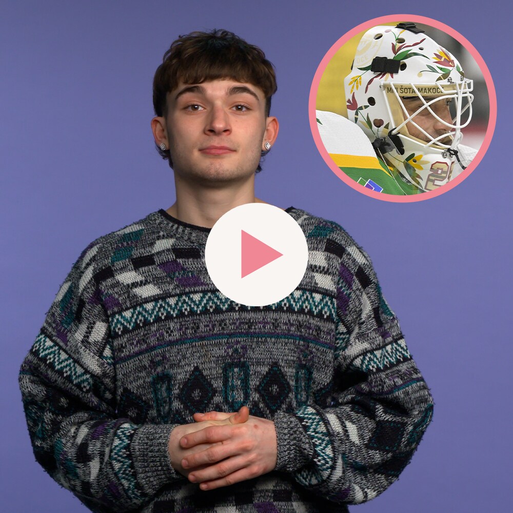 Sam-Éloi Girard est debout devant un arrière-plan, à côté d'une photo de Marc-André Fleury portant son casque spécial, un bouton « Jouer » et le logo de la Minute MAJ.