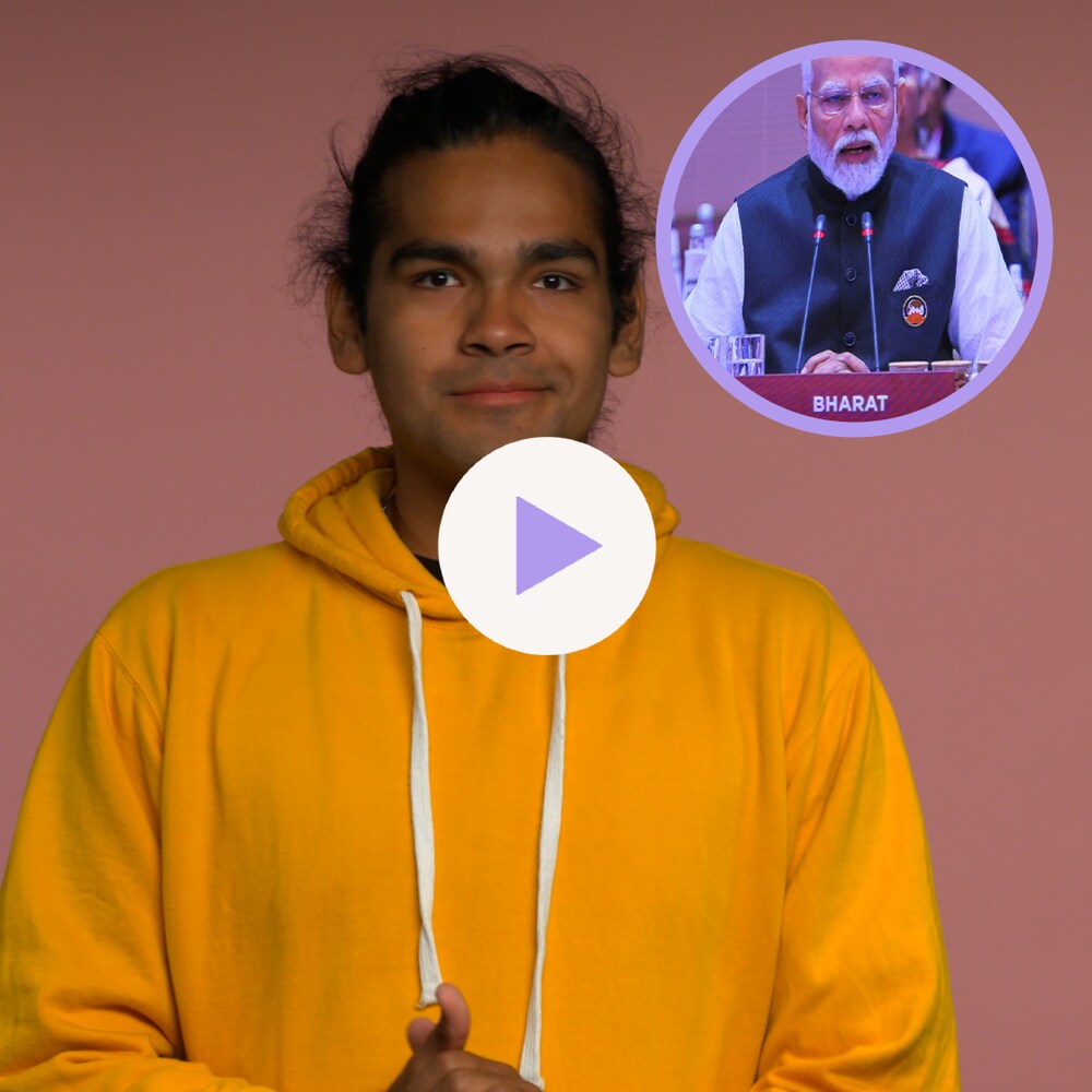 Scott Riverin est debout devant un arrière-plan, à côté d'une photo  de Narendra Modi, un bouton « Jouer » et le logo de la Minute MAJ.