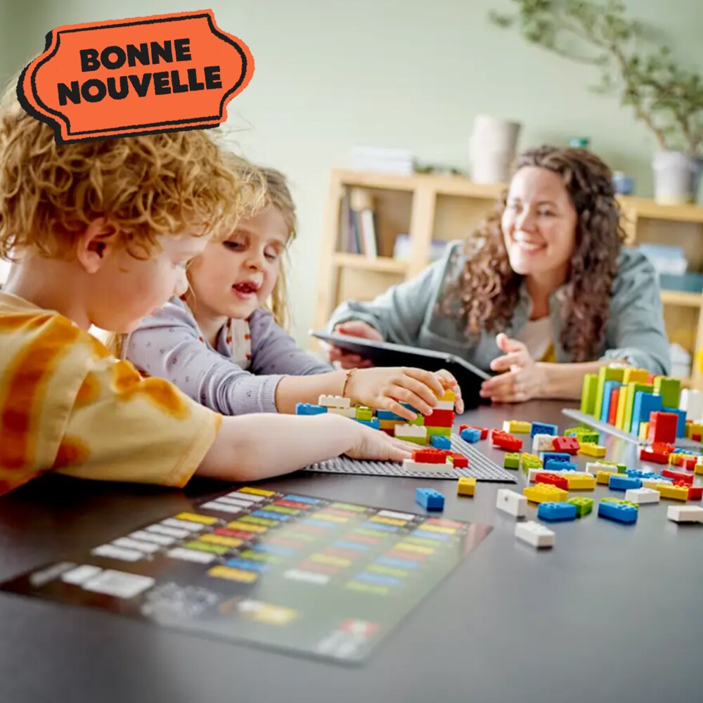 Deux enfants et un adulte jouent avec des briques Lego codées en braille, à côté du logo « Bonne nouvelle » de MAJ.