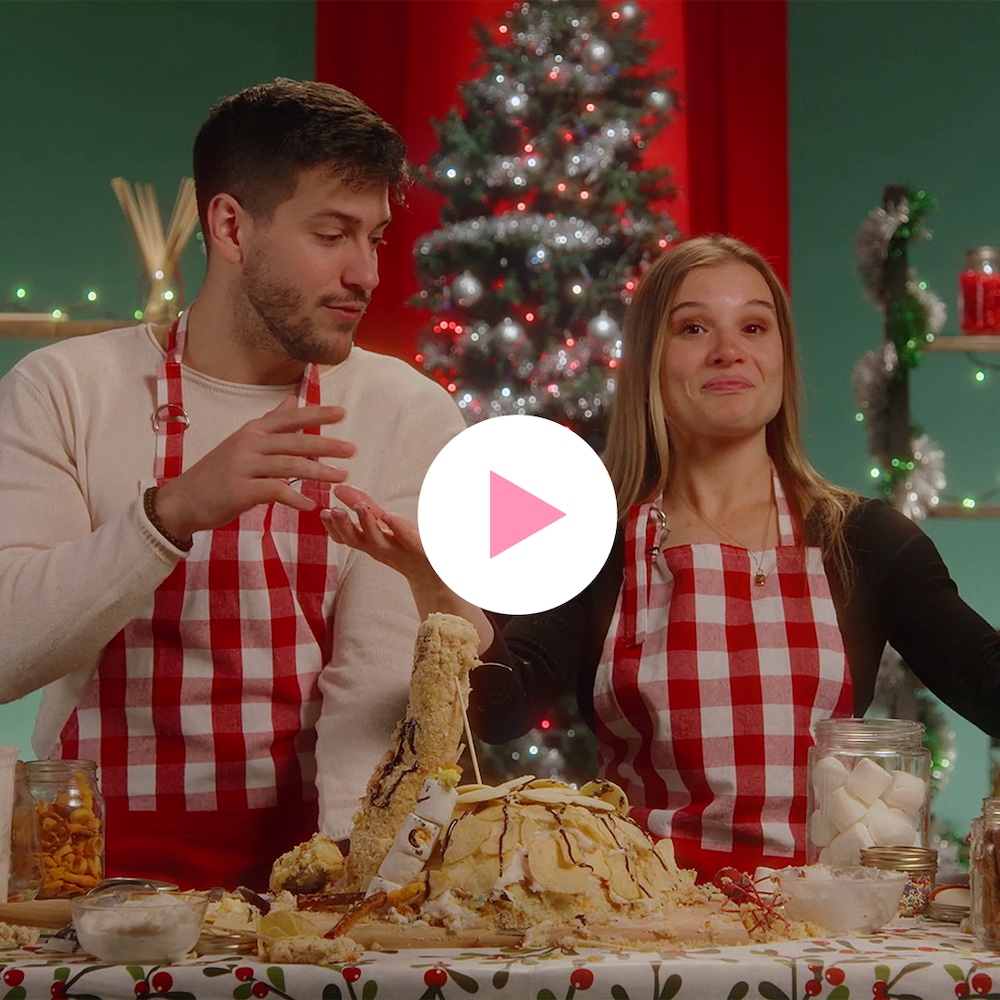 Mathieu Pellerin et Claudie Mercier se tiennent derrière une table sur laquelle sont déposés plusieurs gâteaux. Ils portent un tablier de cuisine. Derrière eux se trouvent des étagères sur lesquelles des bocaux de nourriture sont placés. Les étagères sont décorées de lumières de Noël, ainsi que de guirlandes.