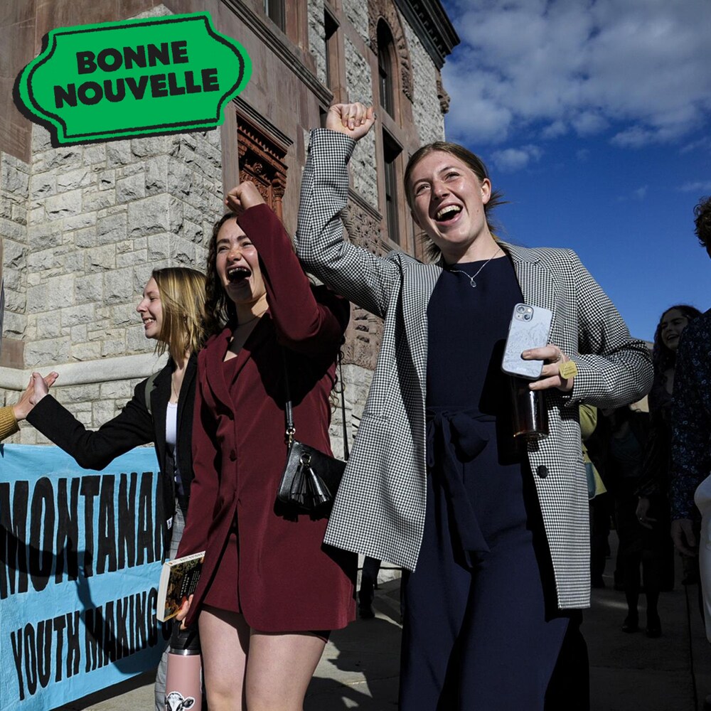 Des jeunes célèbrent à l'extérieur d'un édifice juridique au Montana, avec le collant Bonne nouvelle de MAJ.