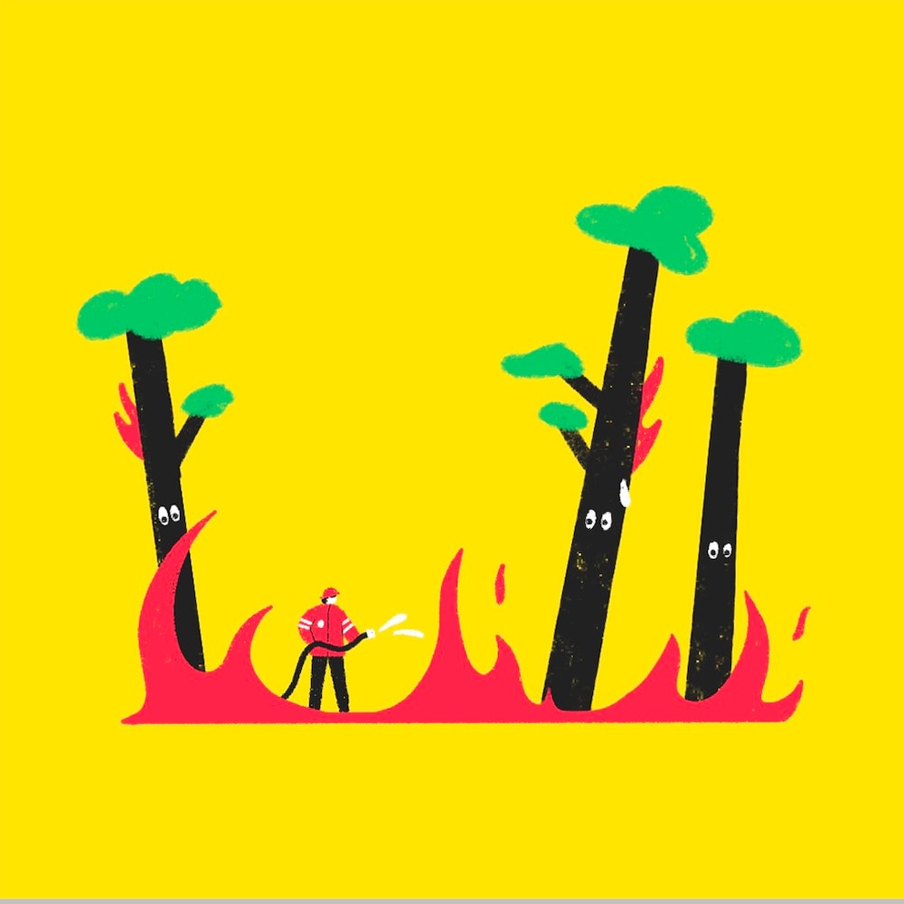 Une illustration d'une forêt de séquoias géants en flammes, avec un pompier qui les arrosent. 