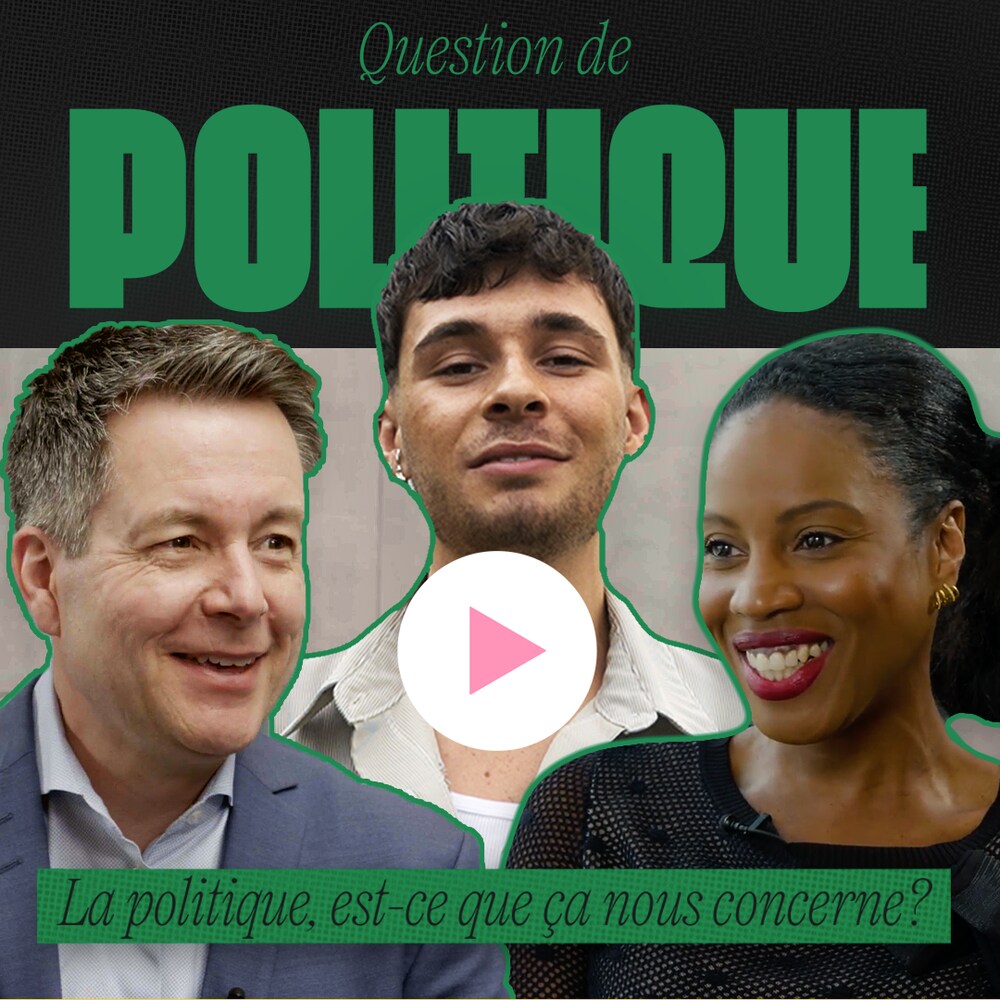 Tom-Éliot sourit à côté de deux textes : Question de politique, et La politique, est-ce que ça nous concerne? ainsi que les visages de Yolande James et Sébastien Bovet.