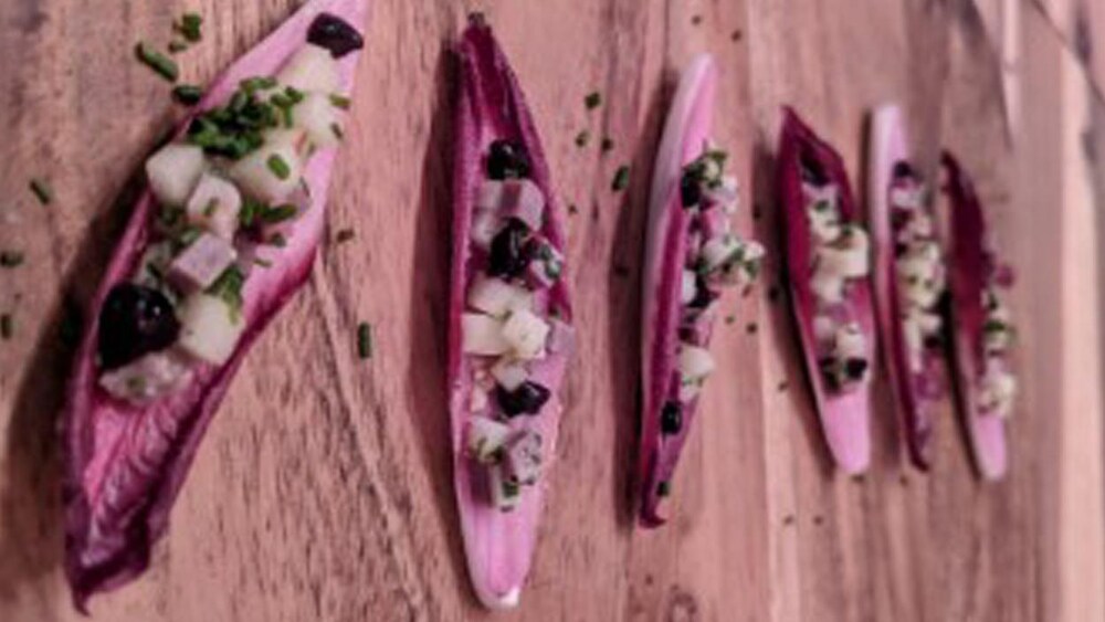 Bouchées de magret de canard fumé, pomme Cortland et fromage bleu, sur endives rouges et laque xérès et érable.
