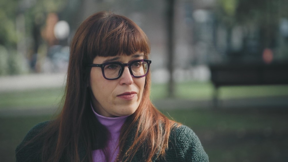 Radio-Canada Assise dans un parc, le regard triste, Catherine Éthier discute de la peine qu'elle a vécu après le décès de sa chienne Stella.