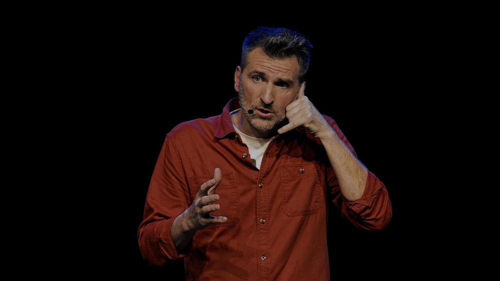 Portrait de Jean-Thomas Jobin sur scène, lors de son spectacle d'humour. 