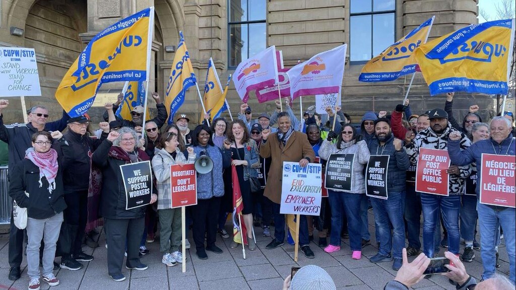 Trabajadores del servicio de correos de Canadá se aprestan a entrar en ...