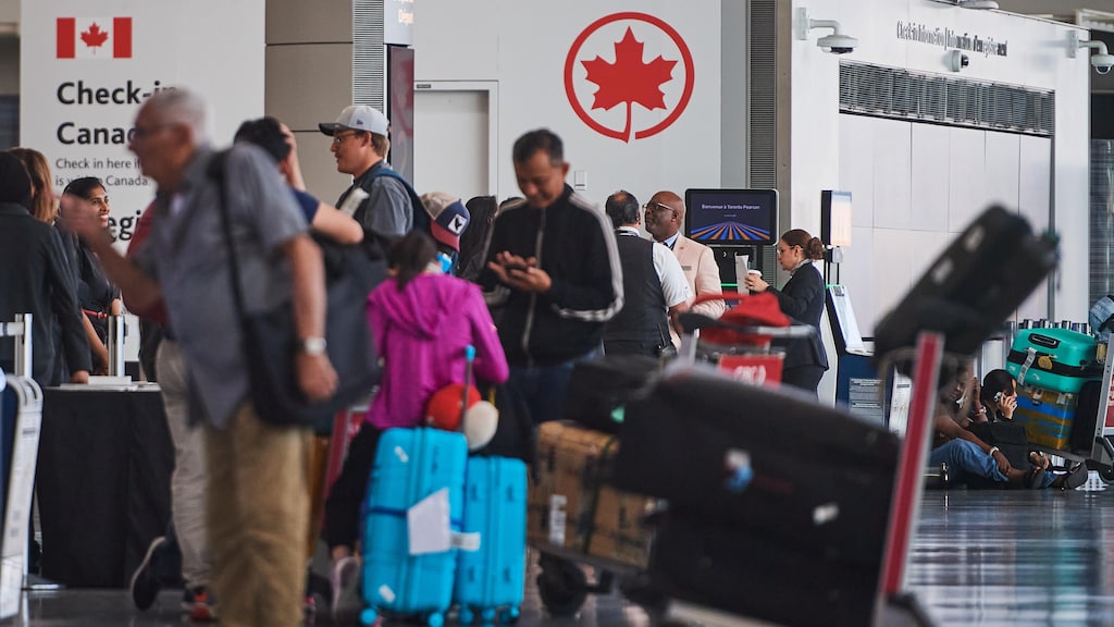 Viajeros en un aeropuerto canadiense.