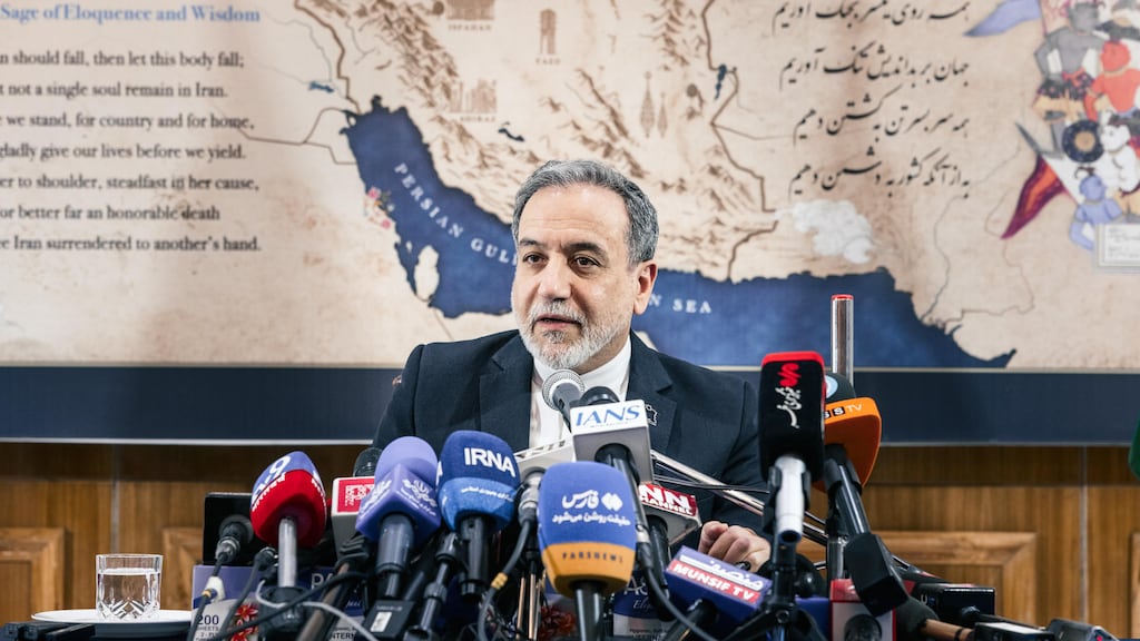 L'Iran affirme que Washington est prêt à négocier et se dit ouvert à une aide de Pékin | Guerre israélo-américaine contre l'Iran | Radio-Canada.ca