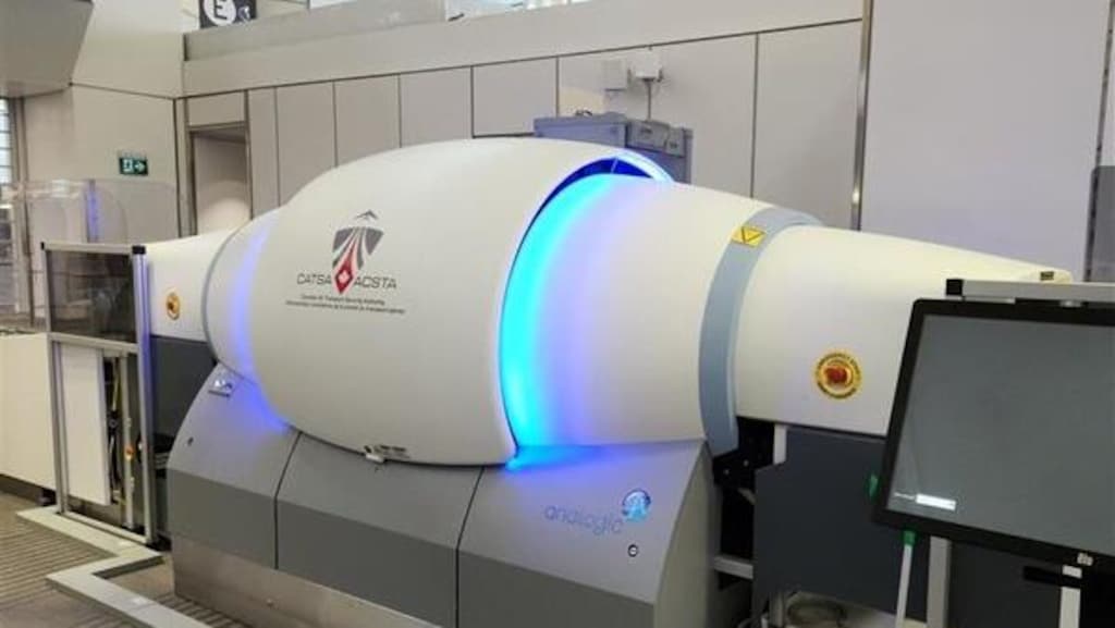 e liquide aeroport Cigarette électronique en avion : Voyager avec sa E-cig à l'aéroport main image 1