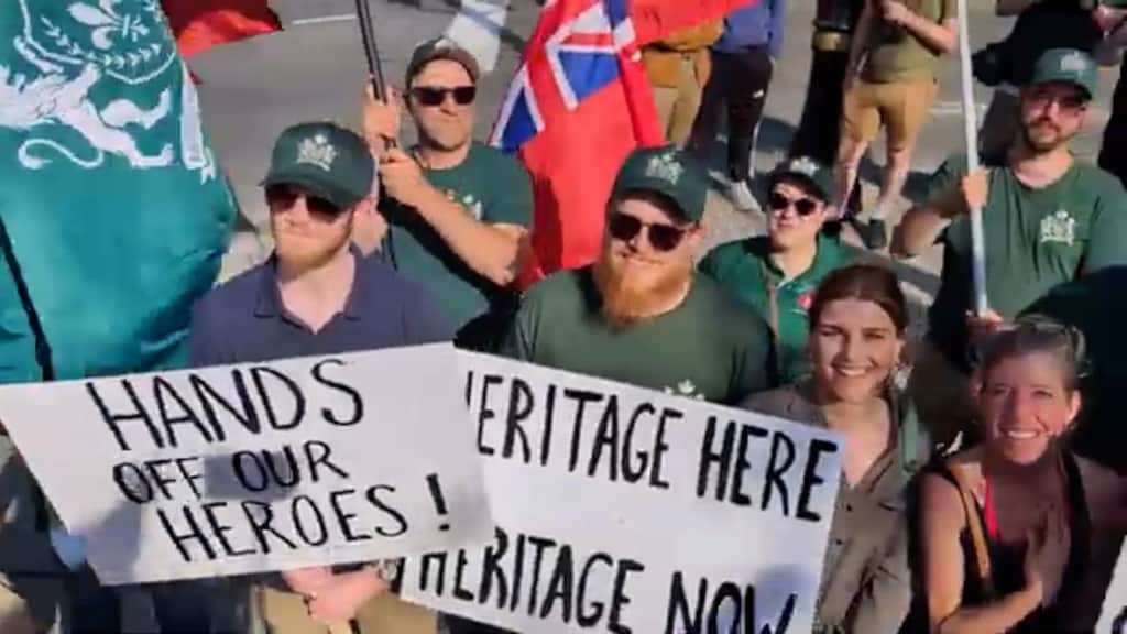 Una captura de pantalla de un video muestra a miembros del grupo Dominion Society of Canada.