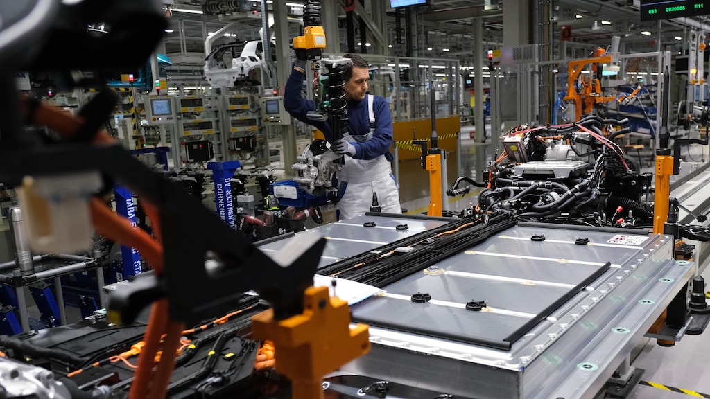 $4.9B electric vehicle battery plant announced for Windsor, Ont. |  Radio-Canada.ca
