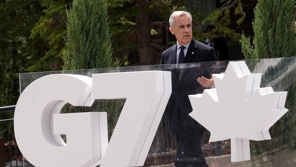 加拿大总理卡尼站在G7标志后。
