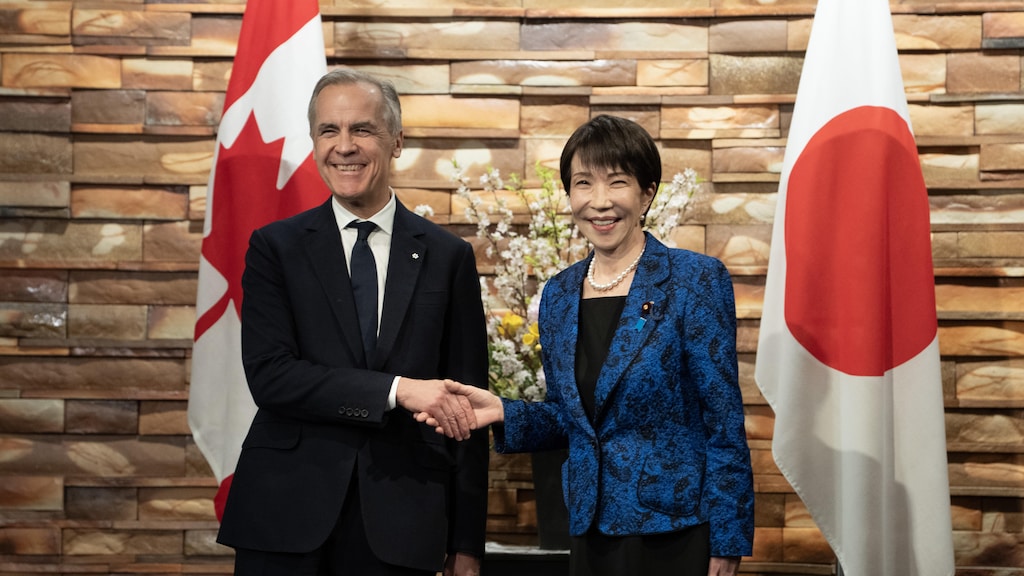 رئيس الوزراء الكندي مارك كارني يصافح رئيسة الوزراء اليابانية ساناي تاكايتشي في طوكيو، اليابان، يوم الجمعة 6 آذار /مارس 2026.
