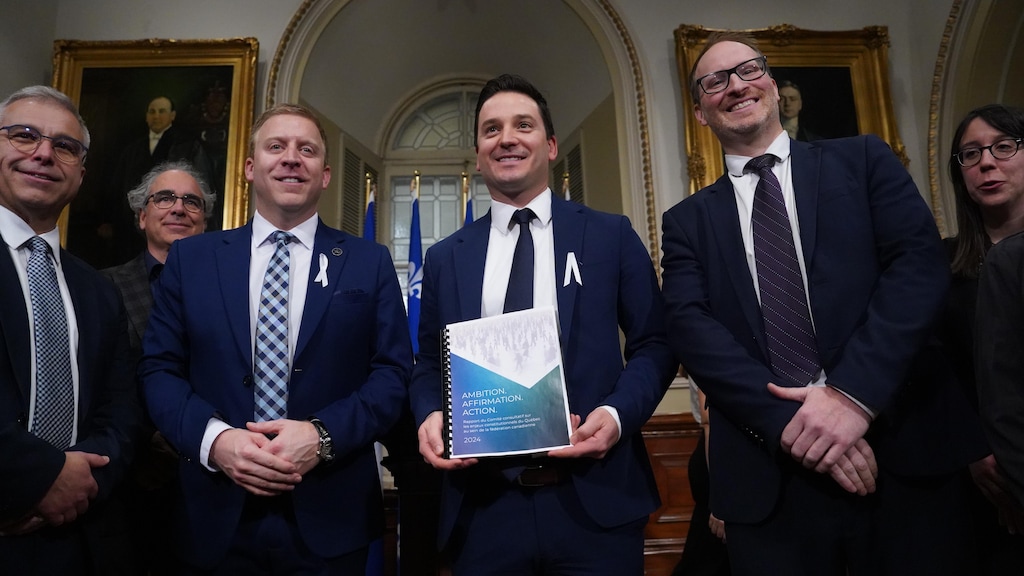 Le ministre Jolin-Barrette et les membres du comité.