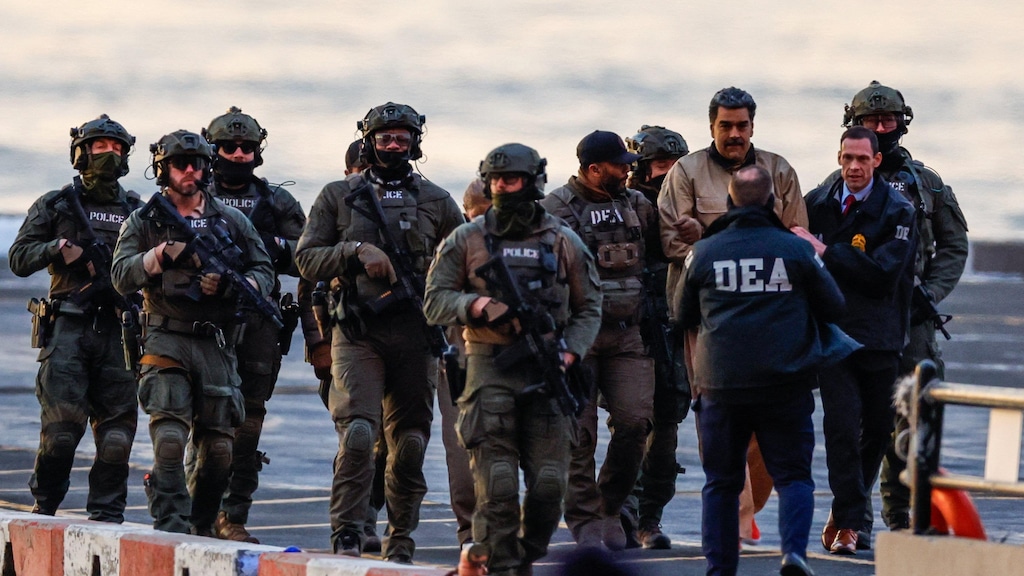 马杜罗被押送。