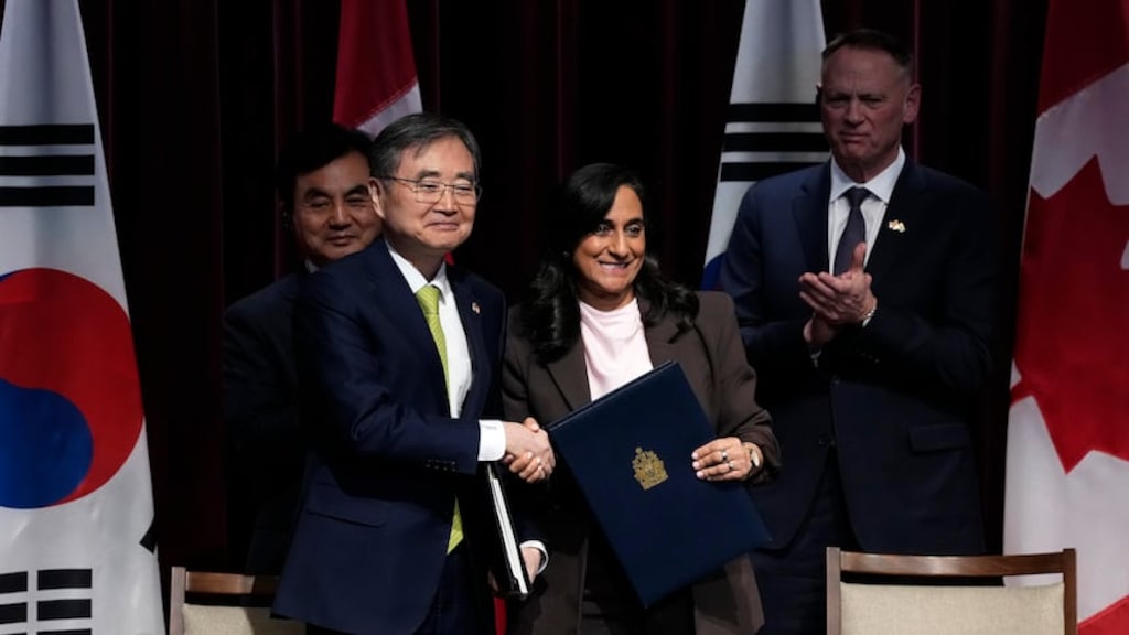يوم أمس في أوتاوا عقب توقيع الاتفاقية الدفاعية بين كندا وكوريا الجنوبية، من اليمين: وزير الدفاع الكندي ديفيد ماكغينتي ووزيرة الخارجة الكندية أنيتا أناند التي تصافح نظيرها الكوري الجنوبي تشو هيون الذي يقف خلفه وزير الدفاع الكوري الجنوبي آن غيوباك. 