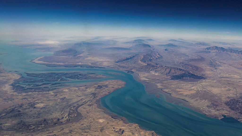 霍尔木兹海峡部分航段航拍图。