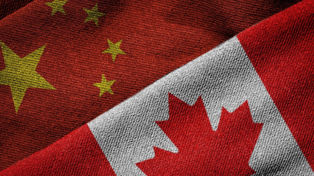 Banderas de China y Canadá.