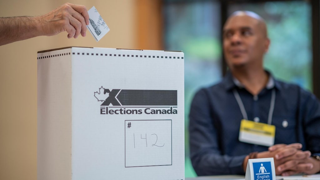 Vote Poll Image Advance polls open across the country Friday morning | Radio-Canada.ca