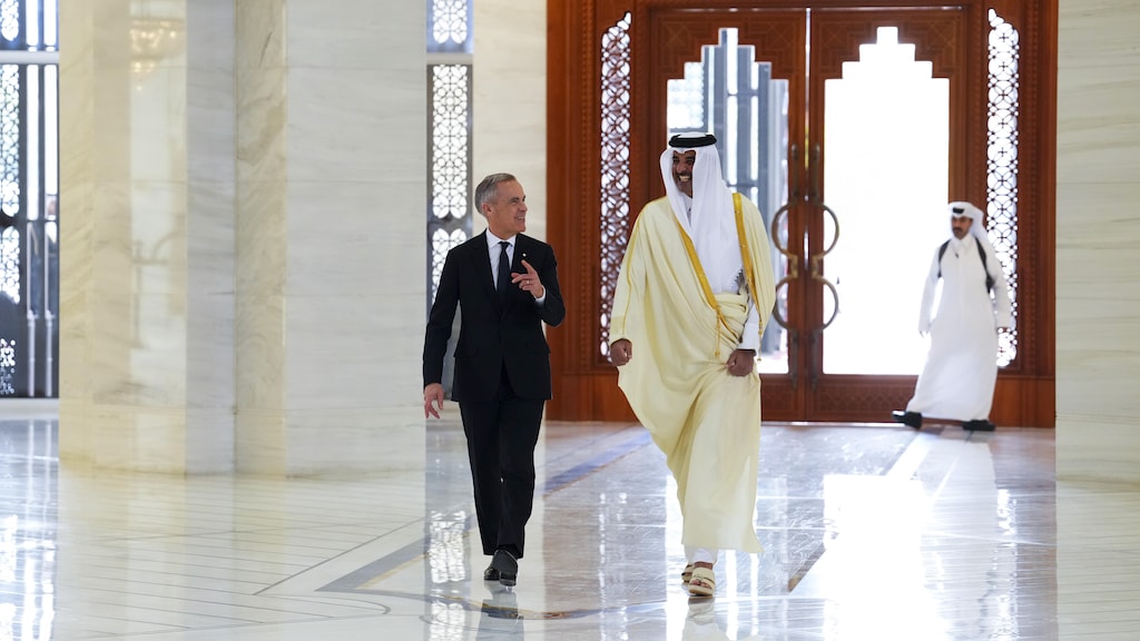 أمير قطر الشيخ تميم بن حمد آل ثاني مستقبلاً رئيس الوزراء الكندي مارك كارني اليوم في الدوحة. 
