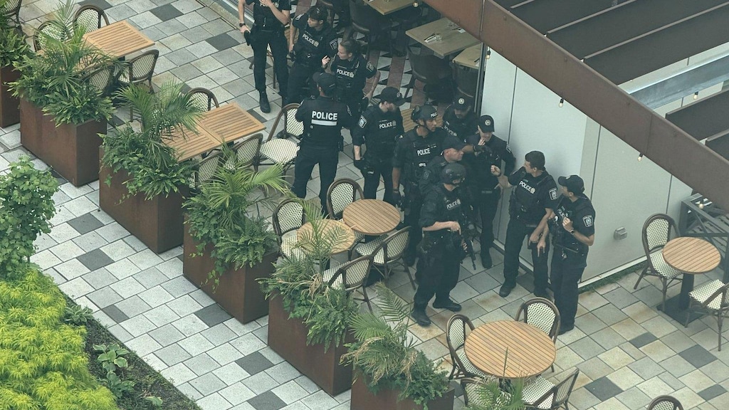 Des policiers en action proche d'une terrasse.