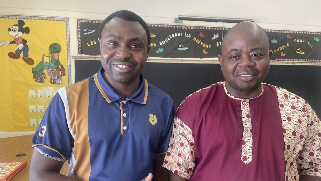 Frédéric Tchoumbou Kemegni et Robert Tchuinteu debout devant la caméra enseignent à Notre-Dame-Du-Rosaire à Gogama. 