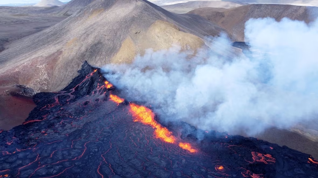 Volcanic  リバイズド　1枚 Iceland rushes to protect power plant over fears of volcanic