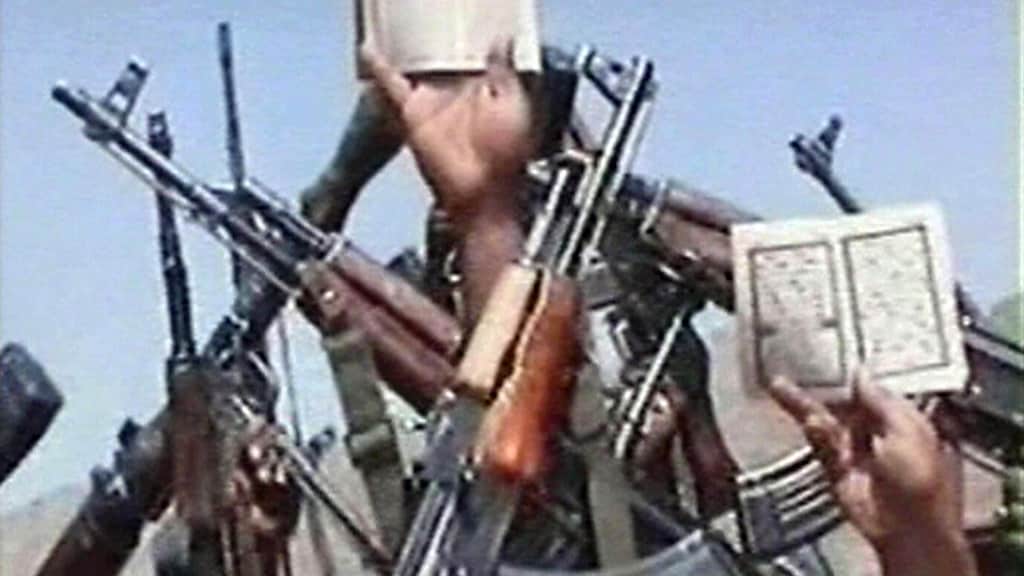 Captura de pantalla de un video sin fecha en el que aparecen combatientes de Al Qaeda empuñando armas automáticas y ejemplares del Corán en Afganistán.