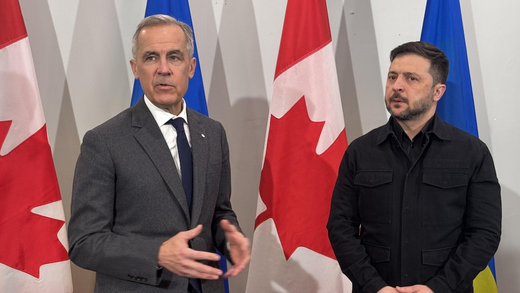 Mark Carney et Volodymyr Zelensky en point de presse, devant des drapeaux canadiens et ukrainiens.