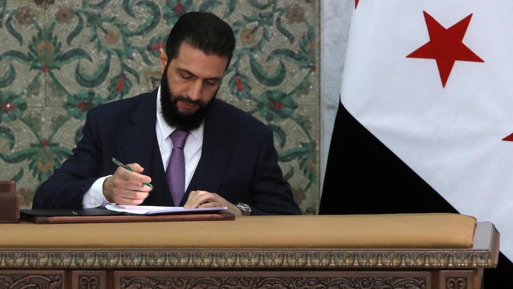 الرئيس السوري الانتقالي أحمد الشرع يوقّع في 12 آذار (مارس) 2025 على مسوّدة الإعلان الدستوري للمرحلة الانتقالية في سوريا.