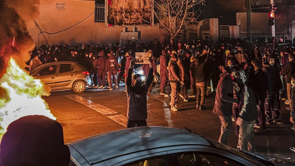 إيرانيون يتظاهرون ضدّ نظام الحكم في بلادهم في أحد شوارع طهران في 9 كانون الثاني (يناير) 2026.