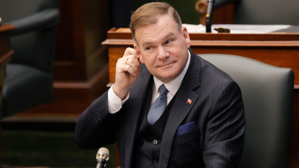 Todd McCarthy à l'Assemblée législative à Toronto.