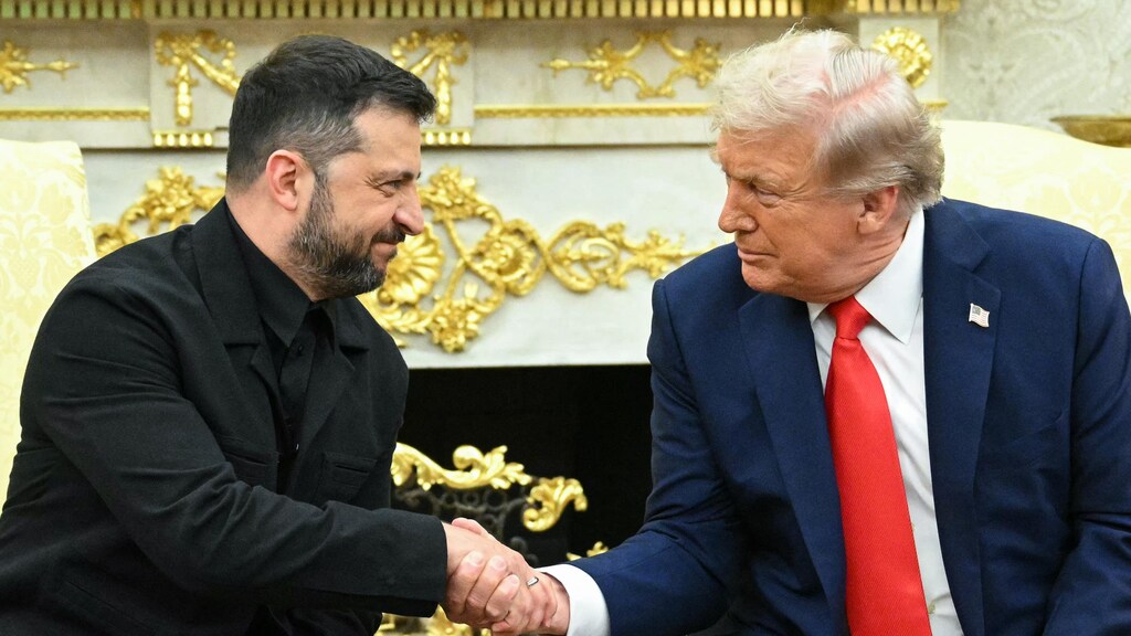 مصافحة في البيت الأبيض اليوم بين الرئيس الأميركي دونالد ترامب (ألى اليمين) والرئيس الأوكراني فولوديمير زيلينسكي.