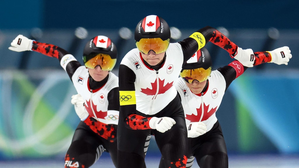 女子速度滑冰团体追逐赛（长距离）奥运金牌团队，由魏德曼 (Isabelle Weidemann) 为首、马尔泰斯 (Valérie Maltais，左）和布隆丁 (Ivanie Blondin，右) 在后。